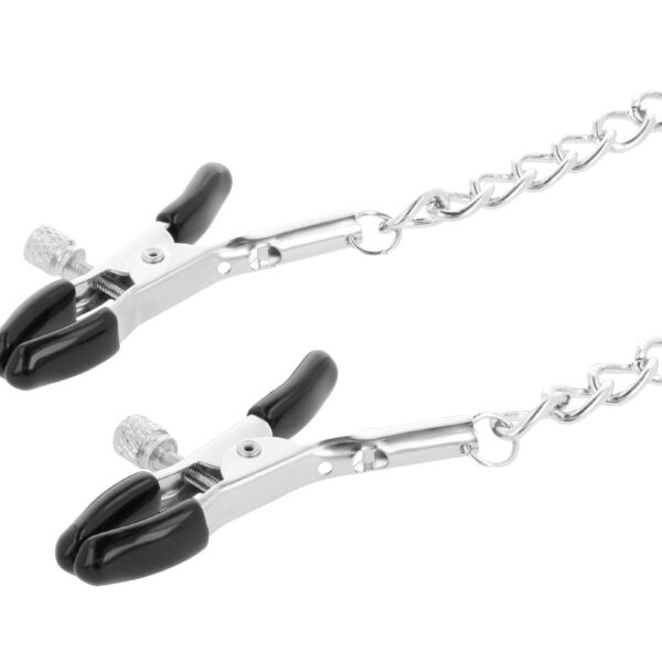 Zwarte halsband met klemmen Darkness, met de zilverkleurige ketting die de halsband verbindt met de twee tepelklemmen