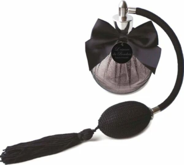 Flacon met verstuiver van het beddengoedparfum Bijoux Indiscrets L'essence du Boudoir