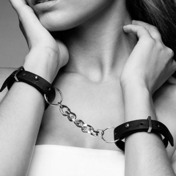 Maze Thin Handcuffs handboeien van Bijoux Indiscrets in zwart, met de twee bandjes en de ketting