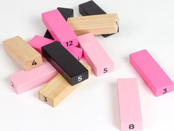 Spel Secret Play Tower of Sex, met de toren van houten blokjes in vier kleuren en de dobbelstenen