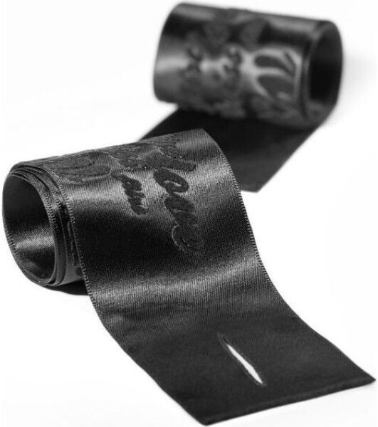 De twee satijnen banden van Bijoux Indiscrets Silky Sensual Handcuffs, met hun fluweelzachte print