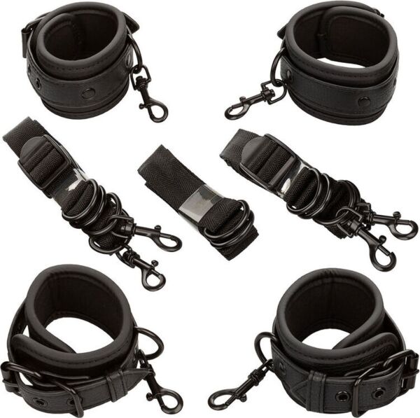Bondageset voor het bed Nocturnal Collection Bed Restraints van CalExotics, met zwarte boeien en banden